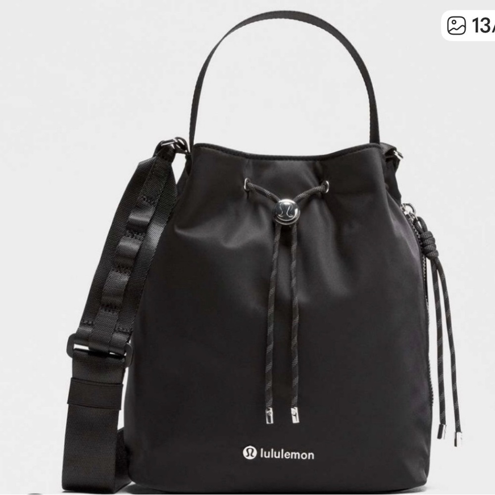 lululemon black drawstring bucket shoulder bag